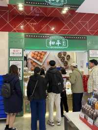 Local delicacies as souvenir in Shanghai 
