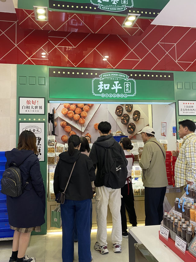 Local delicacies as souvenir in Shanghai 