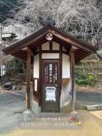 看板猫🐈がいる！？湯谷温泉の無料の足湯♨️