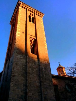 로카는 의심할 여지 없이 관심을 끄는 풍부하고 다양한 예술적, 건축적 유산을 보유하고 있습니다.