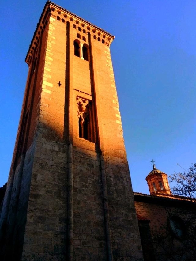 羅卡擁有豐富多彩的藝術和建築遺產，無疑令人感興趣