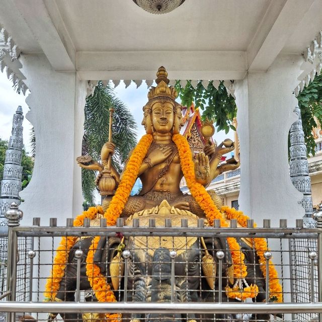 สักการะขอพรพระพุทธสุโขทัยรัตนมงคลที่วัดนก
