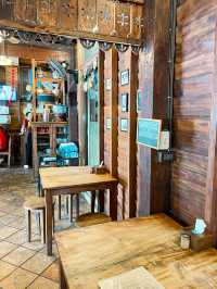 Nostalgic restaurant with great Thai food