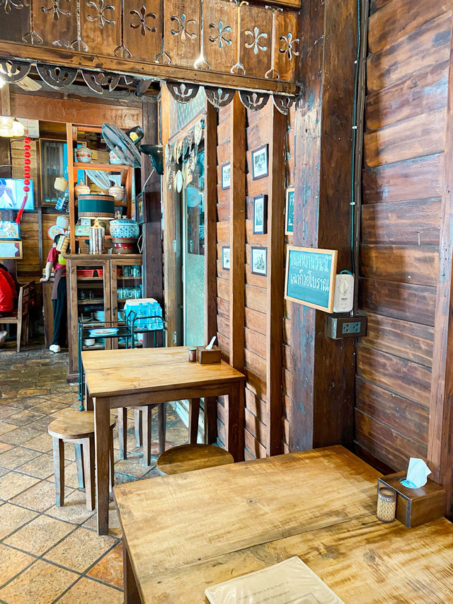 Nostalgic restaurant with great Thai food