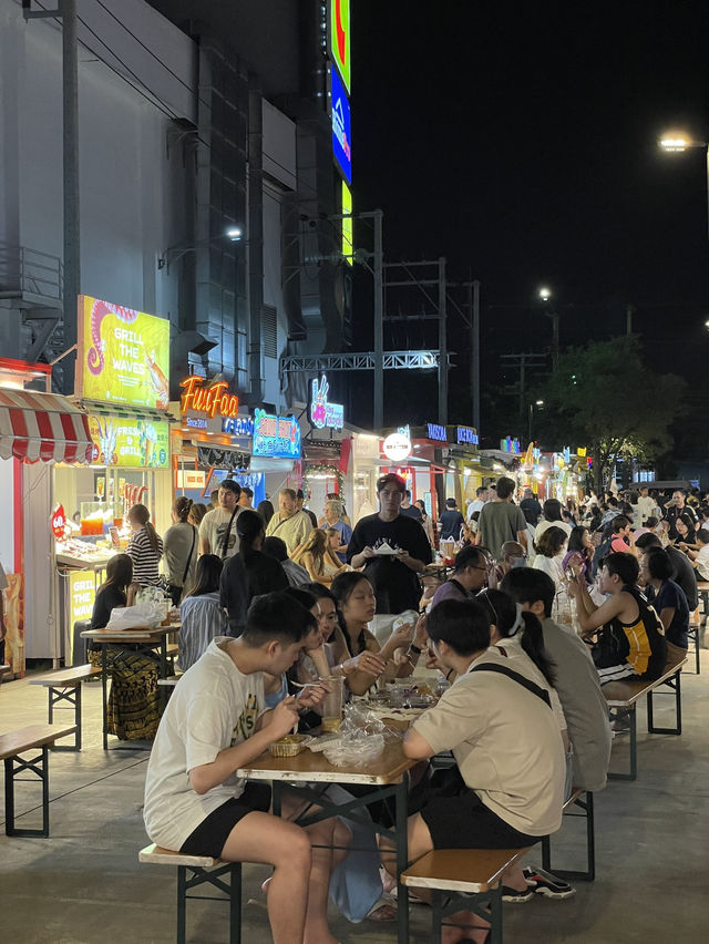 曼谷高人氣夜市「JODD FAIRS喬德夜市」 ！不可錯過的人氣銅板美食😋