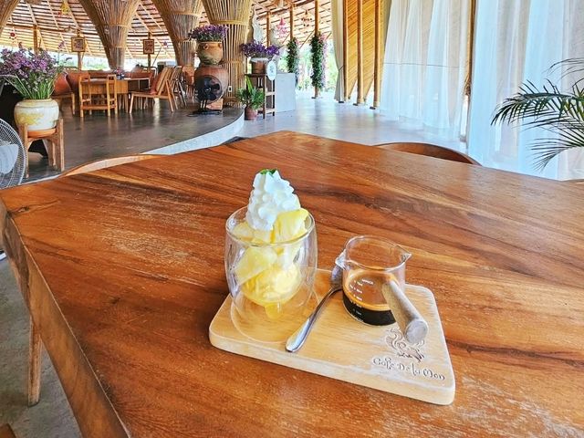 Cafe' De La Mon โดดเด่นด้วยการตกแต่งสไตล์มอญ