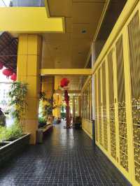 泰國芭達雅| 這間泰國設計旅店 一進門就被黃色療癒 連走廊都好好拍