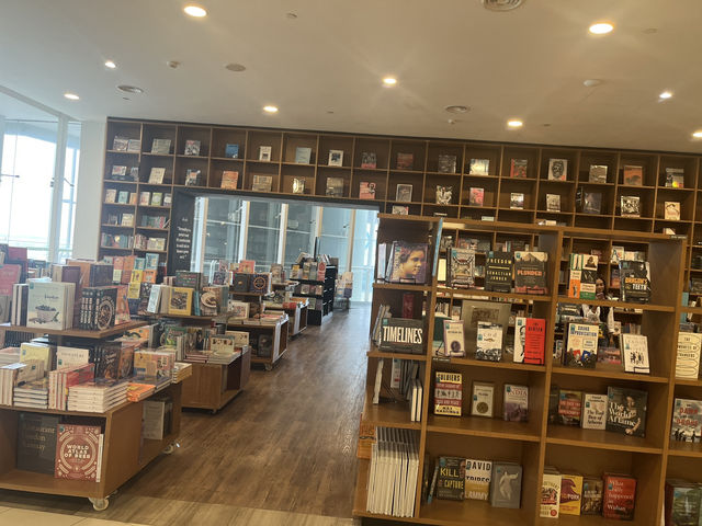 📚 BookXcess @ Gurney Paragon – Malaysia’s Most Scenic Bookstore
