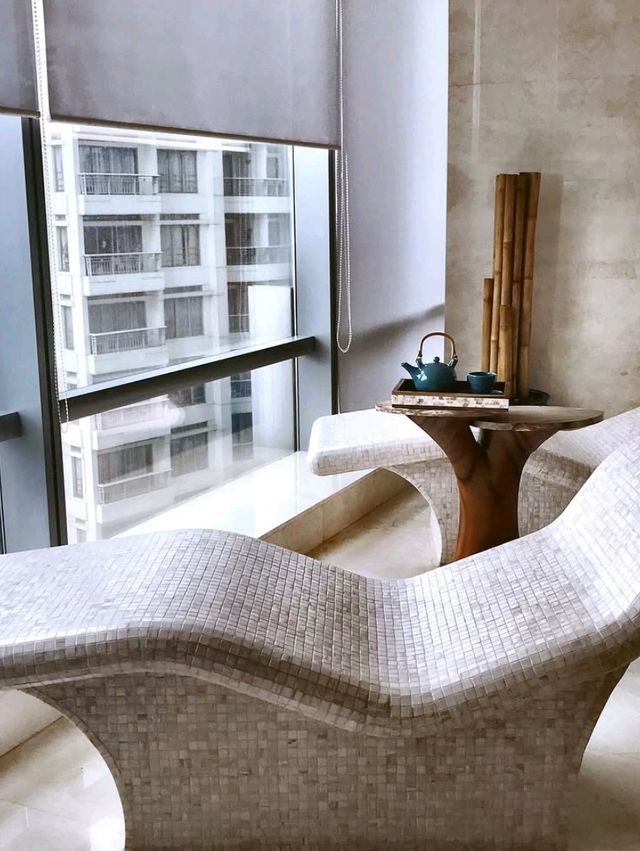 🇮🇩✨ Jakarta’s Artful Hideaway: Live the Suite Life at Raffles! 🎨🏰