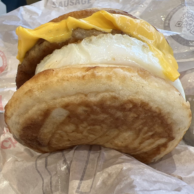 🥞 鬆餅堡初體驗｜沖繩那霸小祿麥當勞早晨觀察記