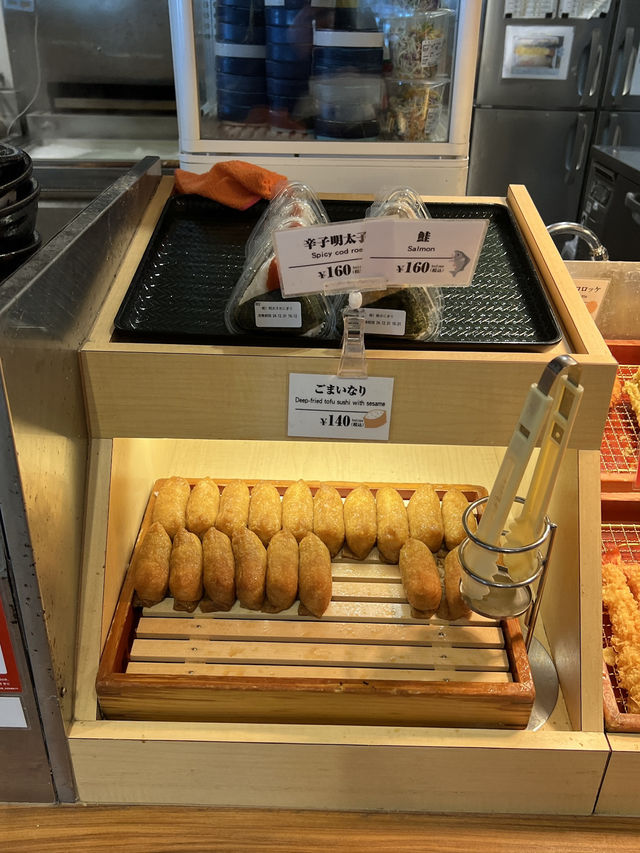🍜機場裡的平價飽足感！那霸空港「はなまるうどん」烏龍麵與炸物自由搭配超滿足