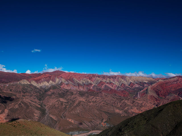 凄まじい絶景！　七色を越える十四色の渓谷