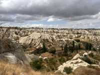 【Göreme Townscape／ギョレメ街並み｜洞窟群とティ・タウンが織りなす“地平線のパッチワーク”】
