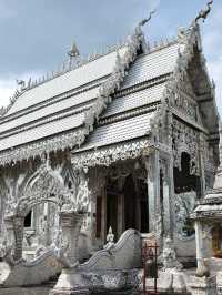 ชวนเที่ยวโบสถ์สีขาวที่ประดับด้วยเปลือกหอยนับล้าน