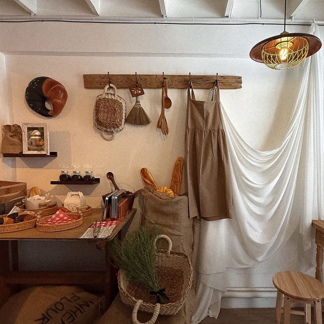 Breadroom Cafe • Sukhumvit 48, BKK 🛖🐕🥯🪞🛋️✨
