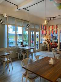 Lee’s Café & Bar: Where Every Table Has a Teddy