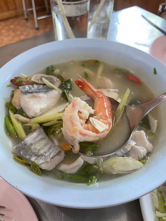 ป้อมกินแล้วรวย – ซีฟู้ดพื้นบ้านสดใหม่ ที่บางพระ