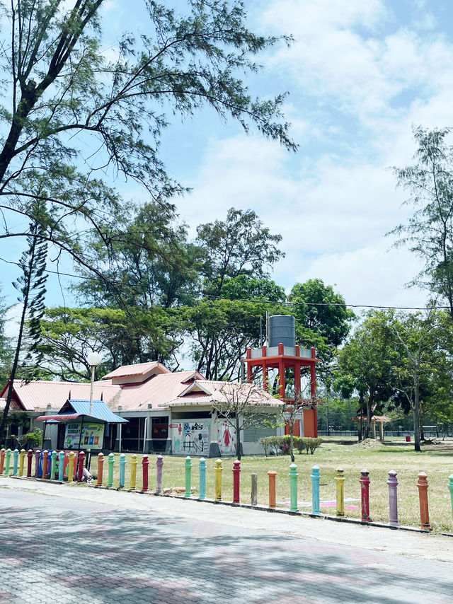🌴 Sea Breeze and white sands: Pantai Batu Burok, Terengganu