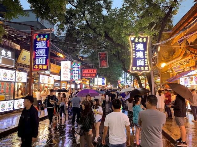 “Xi’an Nights: Lantern Streets, Muslim Quarter Feasts & Ancient Wall Evenings”