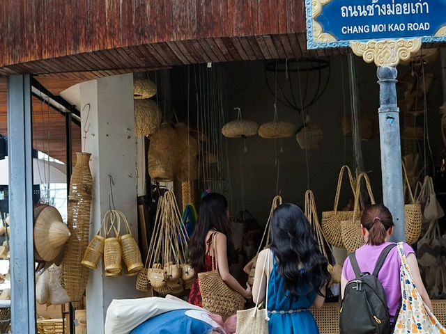 🧺✨ “ถนนช้างม่อยเก่า” ย่านเก่าที่ไม่เคยเชย!