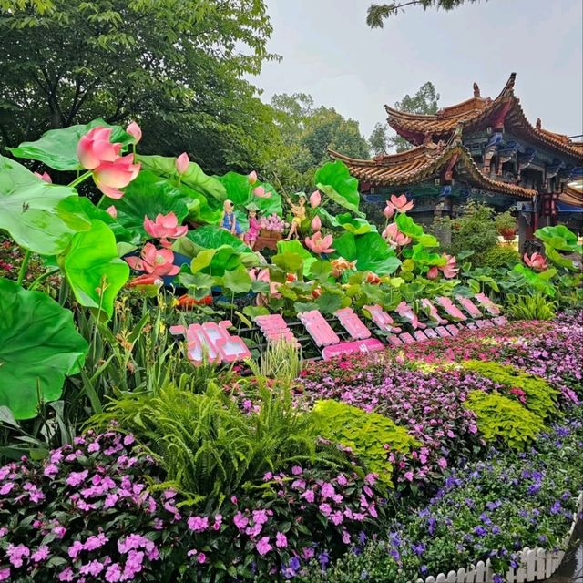 Chilling Out at Cuihu Park, Kunming City
