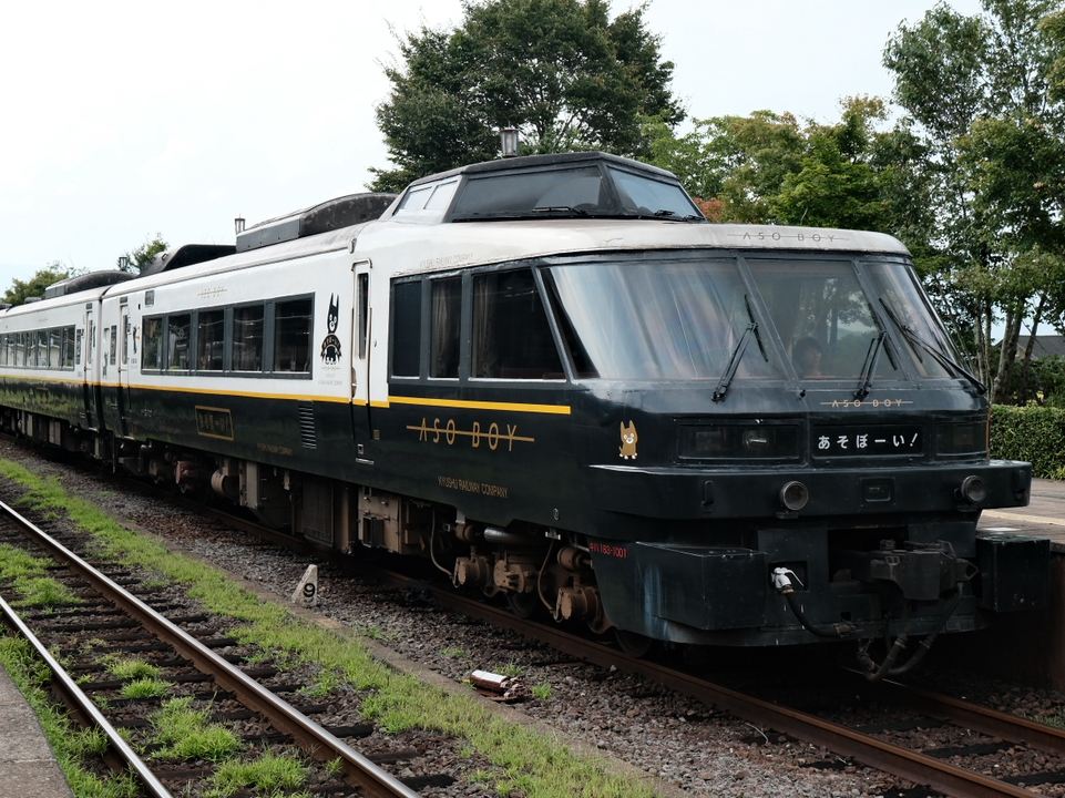 黒い子犬を追いかけて！九州の「あそぼーい」で家族みんなで楽しい鉄道