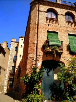 This historic town sits on top of a hill in Alt Empordà, just 7 km from the regional capital of Figueres.
