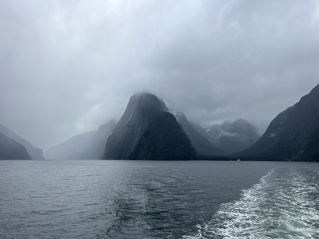 紐西蘭旅遊景點—世界盡頭的奇蹟 — 米佛峽灣 Milford Sound 🌊⛰️🌧️