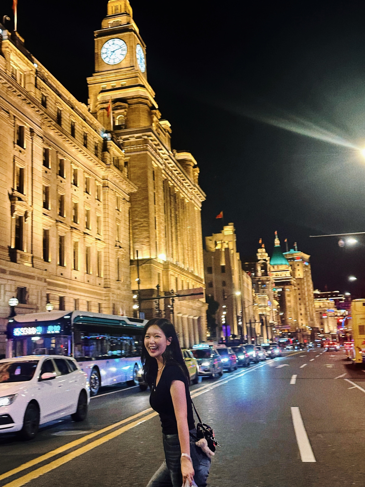 Bangunan dan pemandangan malam yang indah ini begitu memikat, saya tak bisa mengalihkan pandangan darinya! 👀
The Bund menyala pukul 19.00 💛

💡Orang-orang mulai berbondong-bondong ke sini 30 menit sebelum lampu menyala.
Datanglah lebih awal untuk menyaksikan matahari terbenam dan berfoto.
Rekam video lampu yang menyala tepat waktu.

💡Rute yang Direkomendasikan
1. Ambil foto dengan Bund sebagai latar belakang.
2. Berbaliklah dan abadikan pemandangan malam Menara Mutiara Oriental yang memukau.
3. Jalan kaki ke Taman Yuyuan sambil menikmati pemandangan!

💡Waktu Lampu The Bund Menyala/Tutup
- Musim Panas (Maret-Oktober): Lampu Menyala pukul 19.00 / Lampu Padam pukul 22.00
- Musim Dingin (November-Februari): Lampu Menyala pukul 19.00 / Lampu Padam pukul 21.00

💡Lokasi Peta Godeok: Jalan Waiban-Guanjing

#WisataLuarNegeri #Shanghai #Shanghai #TheBund #MutiaraOriental #YuYan

#DukunganWisataSeptember