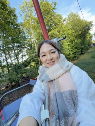 I'd just heard of Rüdesheim, Germany, and I was completely skeptical. 😂 I'd never expected this small town, filled with vineyards, to be so fun to visit. There were tons of unique shops selling souvenirs, wooden decorations, and even scarves. I was so cold I bought one, haha! Luckily I did, otherwise it would have been so windy and cold on the cable car. We took two different cable car routes, each offering a different view. The lush vineyards and the Main River were both breathtaking. 😍