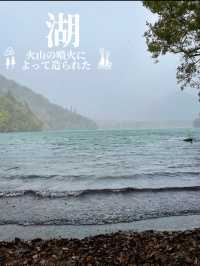 火山の噴火によって造られた 神秘的な湖