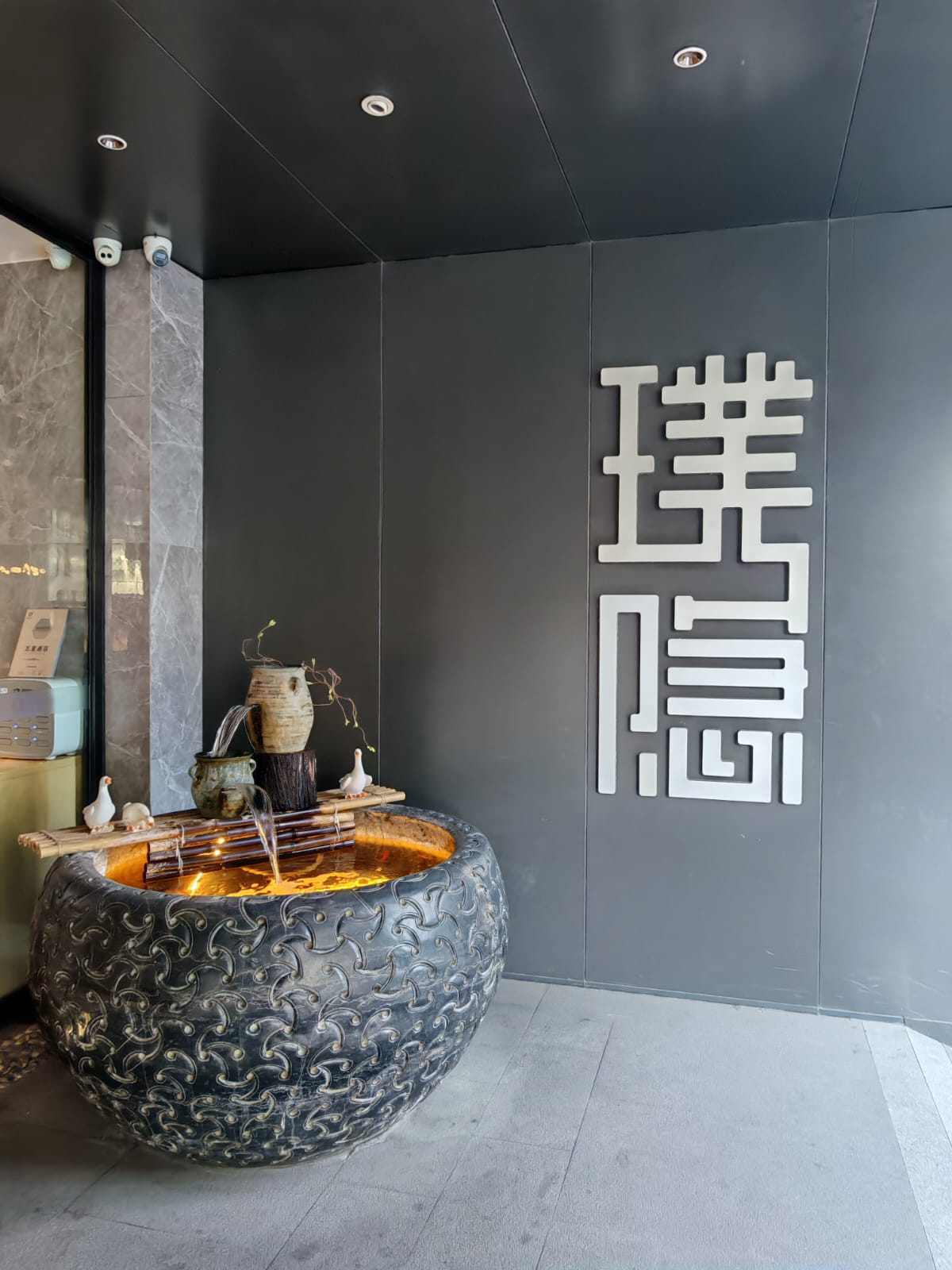 If you plan to come to Beijing for a free trip or a family trip, hotel choice is really important! I stayed at the Jianguo Puyin Hotel (Beijing Tiananmen Wangfujing Branch) this time, the biggest reason is actually the convenient location. It is located at No. 19 Goldfish Hill, so close to Metro Line 8 that you can get off the building. Wangfujing and Tiananmen are both within walking distance, and the Forbidden City is within minutes. There are also several large shopping malls such as Yintai and APM in the surrounding area. Shopping and dining are not a worry!

The biggest selling point of the hotel is the service. In addition, although the room is not large, but the design is very exquisite, every day someone cleaned, clean and comfortable, no odor, live quite peace of mind.

In terms of facilities, I appreciated the smart toilet, free laundry room, and delivery robot, perfect for those who don’t want to go out and don’t want to cook. The mattress is soft enough, so it's easy to sleep all day long. Some room types are equipped with large windows, and the night view of Beijing is beautiful and atmospheric. The room storage is quite complete, travel drag luggage is not afraid of no floor to pack, convenient use.

Transportation is really a big advantage, nearby the subway and plenty of bus stops, going to the attractions to find food is not so troublesome, Wangfujing, Tiananmen, the Forbidden City are perfect for taking pictures, and you can go to the nearby hutongs to feel the culture of old Beijing.

As for the disadvantages, some rooms have soundproofing issues, if you are afraid of noise you can book a high floor or request to stay away from the elevator. Other parts of the details of hygiene may not be done to the best, such as the floor will occasionally have marks, towels just replaced a bit old, so remember to check yourself again when entering the room. Occasionally user feedback that the front desk is not enthusiastic enough, but I myself felt ok that time, not too much impact.

The overall feeling of the stay was: super comfortable! Even if there are many shopping malls nearby, the crowds are high and you don't feel the crowds are noisy. The hotel is cost-effective, in the core location of Beijing, do not have to endure expensive room prices to stay in quality, suitable for free travel, business or family short stay. For those who like convenient life, this place is really worth recommending.

Booking Tip: It is recommended to book in advance and pay attention to whether there is a room upgrade or early check-in service. During the peak season, especially National Day and summer holidays, rooms are quickly overflowing, so prepare in advance.
Beijing travel notes: remember to reserve a day to Tiananmen, no reservation is not allowed; Wangfujing Night Market is worth visiting, there are many authentic hutong culture near Jinyu Hutong can slowly walk; morning and evening temperature difference is a bit large, remember to bring a jacket.
#Beijing Core Location Hotel #Wangfujing Accommodation Recommendation #Beijing Free Travel