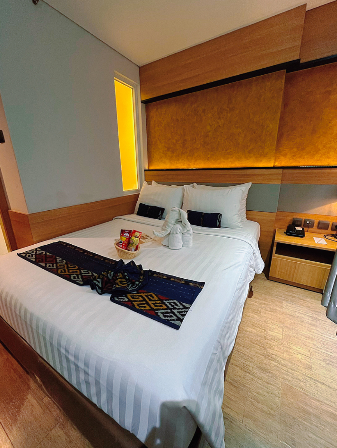 Lokasi super strategis di blok M, hanya 100 meter ke Blok M Square, selain nginep Sotis Hotel Falatehan juga punya tempat hangout yang asik, 
Namanya The Maleo Resto & bar, biasanya di jumat malam, ada pertunjukan Live musik.
Dari menu ala carte sampai Buffet nya, enak enak makananya, menunya variatif jadi banyak banget pilihan makanannya.
#rekomendasihoteldiblokm #hiddengemhotelblokm #Blokm #Tempatnongkrongdiblokm #Hoteljakarta 
