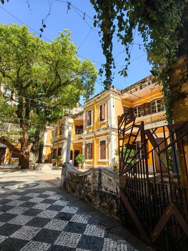 黃色百年老屋化身葡餐館