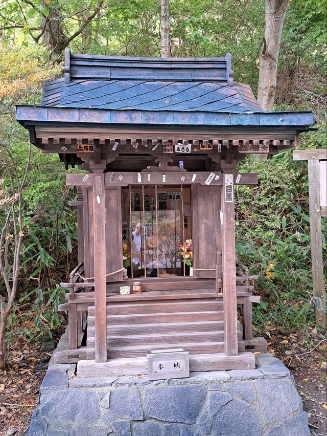“Healing from the Earth: The Soothing Onsen of Hell Valley” “Healing from the Earth: The Soothing Onsen of Hell Valley”