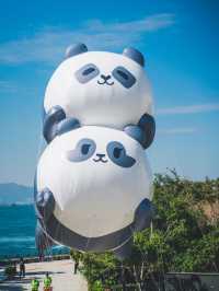 好得意呀！20個人氣角色空降西九🎈全港首個IP氣球巡遊！  今次安排得好順利，每隻IP公仔都有15個人係下面保持公仔平衡，就算有風都可以適時調節方向高低！有興趣嘅朋友起得Mark定12月28日嚟西九