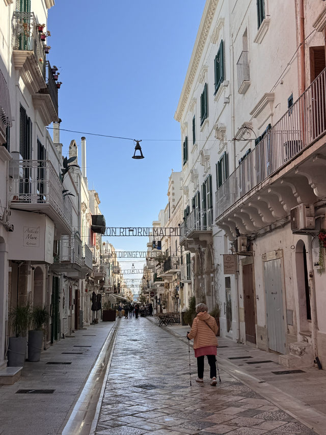 바다 위에 떠 있는 흰 도시, 폴리냐노 아 마레 바다 위에 떠 있는 흰 도시, 폴리냐노 아 마레