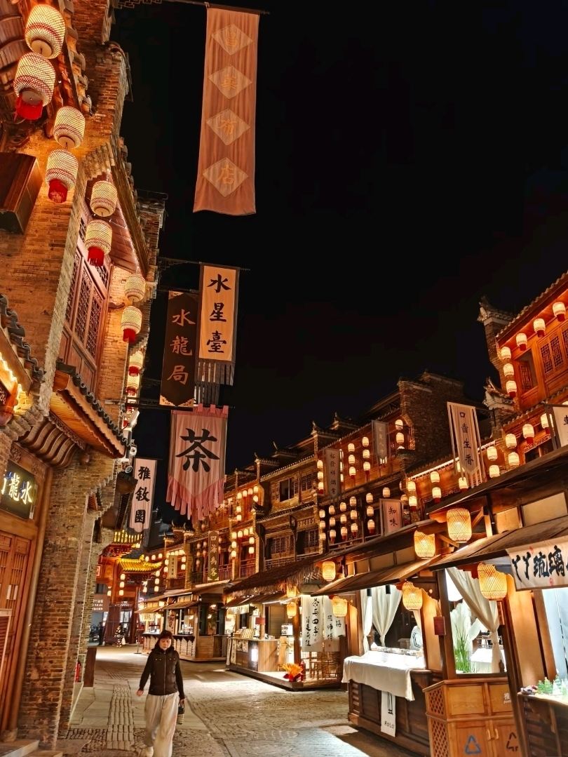 夜の歩行者天国、景徳鎮でまるで別世界に迷い込んだような感覚 | Trip