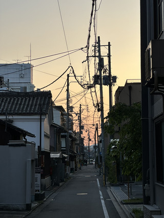 京都，古色古香嘅建築，盛開嘅繡球花，美好嘅街道！。
