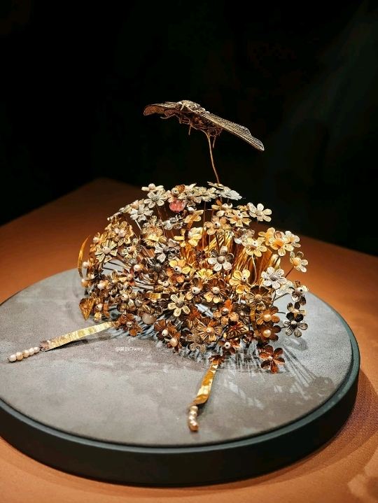 中国美術品　故宮博物院文物遺跡品　金色の花瓶デザイン折りたたみ屏風　漆器 故宮博物院の至宝 ― 古代中国の富と職人技を垣間見る | Trip.com 北京