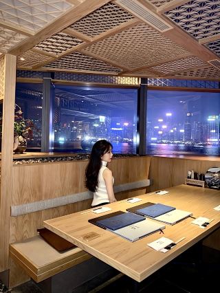 Enjoy stunning views of Victoria Harbour ✨ A nearly 100-year-old Japanese eel specialty restaurant 😍


The restaurant in Tsim Sha Tsui boasts a 270° panoramic view of Victoria Harbour 🌊. On special occasions, you can reserve a table to watch the fireworks 🎇🎆. The view directly opposite the Convention and Exhibition Centre is absolutely the best vantage point 🥳! They're currently offering a "limited-time" matsutake mushroom series, with natural matsutake mushrooms freshly picked and air-freighted to Hong Kong ✈️ – the perfect season to enjoy them!


As a specialty eel restaurant, they naturally use binchotan charcoal and grill the eel for a short time to prevent the loss of its freshness! (Strict control of the heat) This preserves the crispy skin, tender and fatty flesh, and melt-in-your-mouth texture 🤎.


The tableware is equally meticulous. Using utensils that have been used since the Edo period, they have excellent heat retention, allowing you to enjoy the grilled eel 🐟 at the perfect temperature!


🔸Matsutake mushroom (one tube) $488 A single eel dish (one eel, grilled matsutake mushrooms, seasonal pickled vegetables, a medley of pickled vegetables, and matsutake mushroom broth)

The kabayaki technique, passed down through the fourth generation of the family, creates a whole eel with a crispy exterior and tender interior. The rich sauce and delicate matsutake flavors intertwine in the mouth; paired with a bowl of matsutake broth, it's the perfect taste of the season.

The King of Mushrooms. The nourishing beauty of matsutake!

Directly grilled over charcoal to lock in the wildest aroma of matsutake, slightly charred on the outside and juicy on the inside, served with Japanese-imported glutinous rice peppers (slightly spicy and crisp) 🍂 A perfect autumn dish.

🔸Kikugawa Eel Three Ways $320

【Nagoya Specialty】Grilled eel (cut into pieces) (with rice) Seasonal side dishes. Special broth. Pickles. Three ways to enjoy the ingredients, three different experiences 👅

▪️First course: Savor the original flavor

▪️Second course: Add the three-course toppings for a unique taste

▪️Third course: Add broth and make ochazuke (rice soaked in tea)

.
. ×××[Unagi Shidaime Kikukawa]×××

© Shop 219, 2/F, K11 Musea, Victoria Harbour Cultural Centre, 18 Salisbury Road, Tsim Sha Tsui

.
. #ShidaimeKikukawa #JapaneseLiveEel #HongKongJapaneseCuisine #MatsutakeMushroomCuisine #JapaneseArtisan


