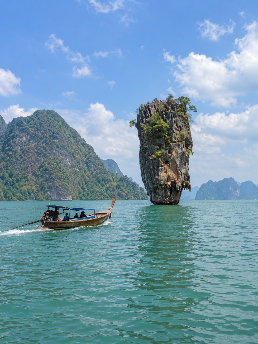 🌊 🏝️✨ Khao Tapu, Phang Nga: A landmark in the middle of the bay, offering spectacular limestone views that captivate every eye.