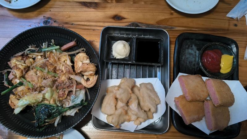 [Naha's Cheap Drinks & Izakaya] Impressed by the Mega Beer Mug and Dried Squid Tempura! A Complete Review of "Nakama Shoten," a Bar Bustling with Locals and Tourists