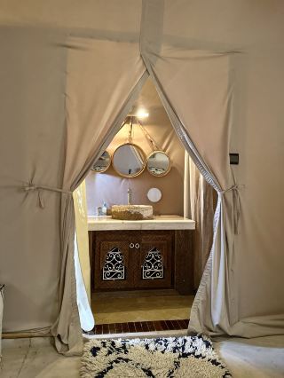 Luxury camp surrounded by the sands of the Sahara desert 🏜️ 