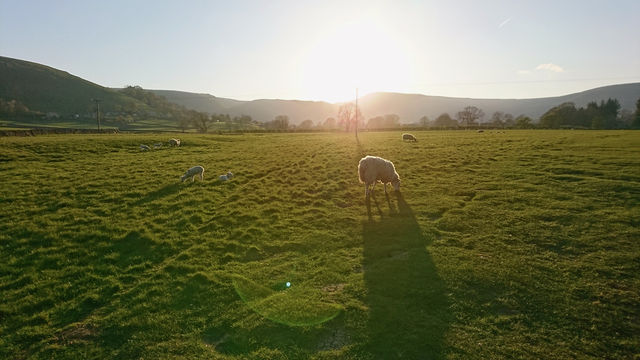 Exploring Peak District: A Hike Around Castleton’s Majestic Hills 🏞️✨