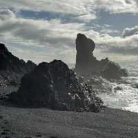 Djúpalónssandur: Iceland’s Otherworldly Black Beach with Jelly-Blue Waves and Seals