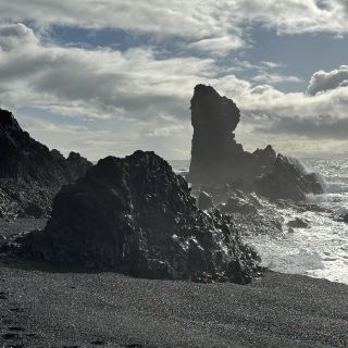Djúpalónssandur: Iceland’s Otherworldly Black Beach with Jelly-Blue Waves and Seals
