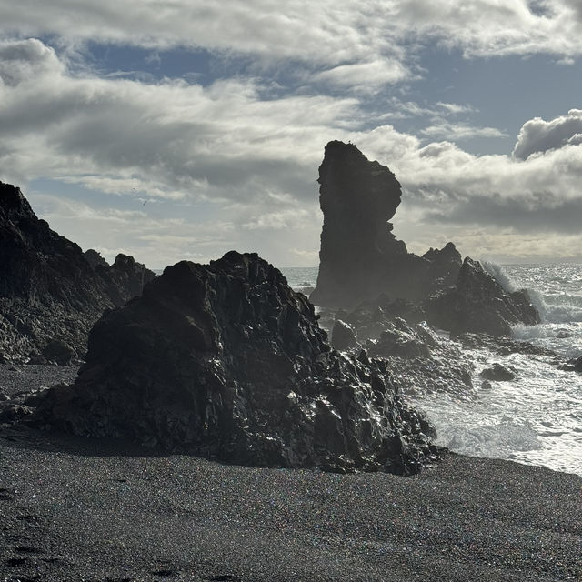 Djúpalónssandur: Iceland’s Otherworldly Black Beach with Jelly-Blue Waves and Seals