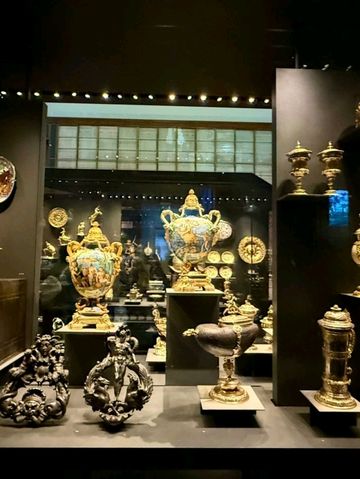 ✨ London’s Timeless Charms: From Blooms to Busts 🌸🏛️