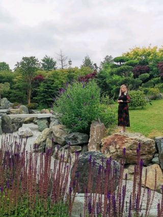 일본식 정원.

갈리츠키 공원에 있는 이 낙원을 방문하는 것은 제 꿈이었지만, 입장 과정은 쉽지 않았습니다.
사실 입장료는 무료이지만, 입장 절차가 매우 복잡합니다. 우선 QR 코드가 필요한데, 정원은 한 번에 300명만 입장할 수 있기 때문입니다. QR 코드는 정원 입구 맞은편에 있는 두 개의 안내 데스크에서 오전 6시 45분부터 오후 9시까지 배포합니다. 2시간마다 200개씩 배부하며, 휴대폰 한 대당 한 개, 최대 두 명까지만 사용할 수 있습니다. 줄은 항상 길게 늘어서 있습니다. 코드를 받은 순간부터 15분 이내에 입장해야 하며, 이후에는 만료됩니다.

료테이 레스토랑에 테이블을 예약하거나 다도 체험을 예약하면 줄을 서지 않고 바로 입장할 수 있습니다. 예약 시 1인당 2,000루블의 예약금이 필요합니다.

카라몬 정문을 들어서는 순간, 마치 다른 세상에 온 듯한 느낌을 받는다는 말로는 부족할 정도입니다! 일본식 정원은 푸르른 녹음으로 가득합니다. 오솔길은 좁고 구불구불 이어져 있습니다. 참고로, 유모차는 정원 안으로 반입할 수 없으며 입구 앞뜰에 두어야 합니다.

이곳이 러시아에서 가장 호화롭게 조성된 공원이라고 해도 과언이 아닙니다. 코메르산트(Kommersant) 보도에 따르면 이 새로운 명소를 조성하는 데 든 비용은 비밀에 부쳐져 있지만, 포브스(Forbes)는 이전에 "갈리츠키 공원" 전체 조성 비용을 7천만 달러로 추산했습니다(그리고 다시 한번 말씀드리지만, 입장료는 무료입니다!).

공원에는 벤치, 무료 화장실, 이국적인 식물들이 가득하여 정원 전체가 하나의 거대한 사진 명소입니다!
잔잔한 일본 음악이 흘러나와 명상적인 분위기를 더욱 고조시킵니다.

정원은 여러 층으로 이루어져 있으며 매우 넓습니다. 7.5헥타르에 달하는 이 정원은 일본 외에서 가장 큰 일본식 정원으로, 이제 러시아에 자리 잡게 되었습니다!

폭포, 시냇물, 호수, 연못 등 다양한 형태의 물과 돌, 수천 그루의 나무와 꽃, 일본 조각상, 다리와 오솔길, 그리고 음악이 어우러져 있습니다.

정원은 오전 7시부터 자정까지 개방됩니다.
이곳에서는 걷기만 허용됩니다. 연못에서 수영하거나 물고기에게 먹이를 주거나 꽃을 꺾거나 흡연하거나 쓰레기를 버리거나 애완동물을 데려오는 것은 금지되어 있습니다.

정원에 들어서자마자 바로 카레산스이(梅山水)라는 건식 정원이 눈앞에 펼쳐집니다. 암석 정원인 이곳은 큰 돌, 자갈, 식물, 그리고 건축적인 형태라는 네 가지 주요 요소로 이루어져 있습니다. 자갈 표면의 물결 모양은 물의 흐름을 상징하는 무늬이고, 정원 곳곳에 배치된 큰 돌들은 섬과 산을 상징합니다. 솔직히 말해서, 저는 그 모습에 완전히 매료되어 "다음은 무엇일까?"라는 생각을 했습니다. 그러다가 점점 더 아름다워지는 풍경에 압도되어 마치 기모노를 입은 듯 몸을 숙이고 부채를 들고 감상하고 싶어졌습니다… 나무 뒤편에서 간간이 들려오는 일본인들의 말소리가 아니었다면, 정말 일본에 와 있는 듯한 착각에 빠질 뻔했습니다…

